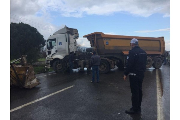 ALİAĞA’DA 3 KAMYON KAZA YAPTI: 1 YARALI