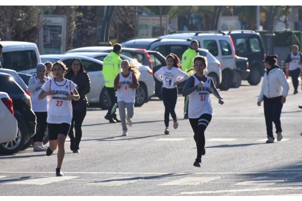 ÖĞRENCİLER ATATÜRK İÇİN KOŞTU