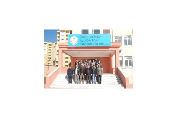 Küçük öğrencilere tenis masası