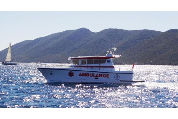 SAĞLIK EKİPLERİNDEN DENİZ ORTASINDA MÜDAHALE