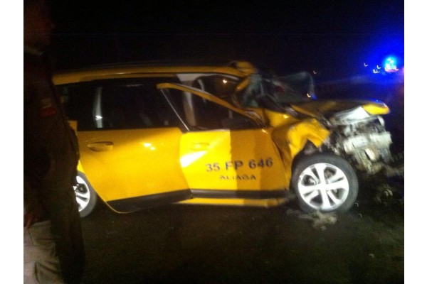 TAKSİ TIR’A ÇARPTI: 2 YARALI