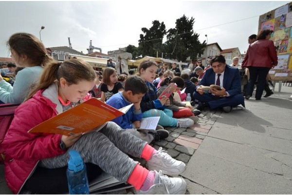 FOÇA DEMOKRASİ MEYDANI'NDA KİTAP OKUMA ETKİNLİĞİ