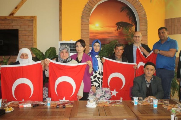 ŞEHİT AİLELERİ YEMEKTE AĞIRLANDI