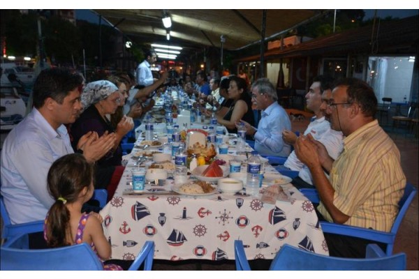 ALİAĞA SU ÜRÜNLERİ KOOPERATİFİ İFTAR YEMEĞİ VERDİ