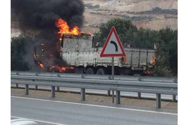 SEYİR HALİNDEKİ KAMYON ALEV ALDI