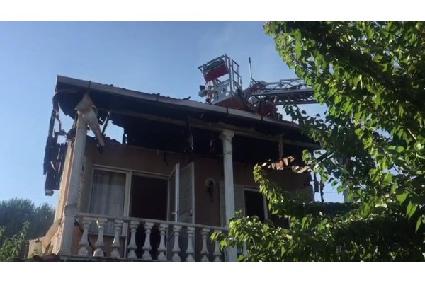 VİLLANIN ÇATISI YANDI