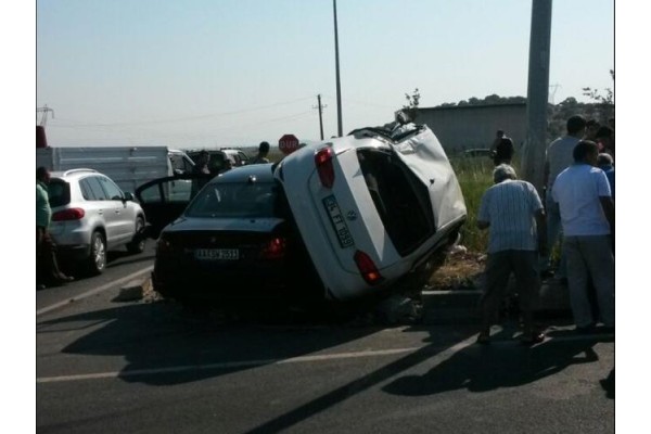BERGAMA YOL AYRIMINDA TRAFİK KAZASI; 1 ÖLÜ, 2 YARALI