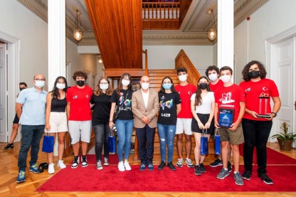 ÖDÜLLÜ GENÇLERE, SOYER’DEN TAM DESTEK