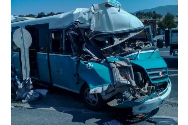 MİNİBÜS HAFRİYAT KAMYONUYLA ÇARPIŞTI: 11 YARALI