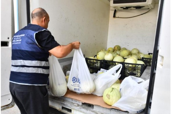 Büyükşehir kavun ve karpuz dağıtıyor