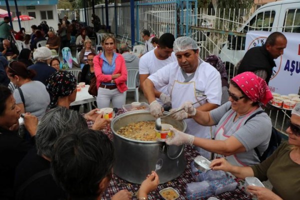 DİKİLİ'DE VATANDAŞLARA AŞURE DAĞITILDI