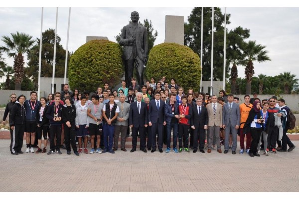 LİSELİ GENÇLER CUMHURİYET İÇİN KOŞTU