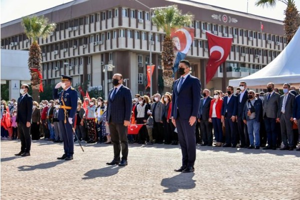 ATA’YA ÇELENKLER SUNULDU