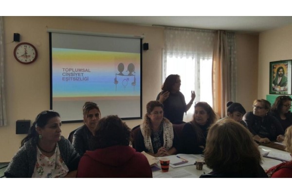 İZDER, KADINLARA HAKLARINI ÖĞRETİYOR