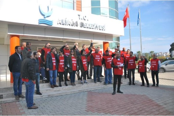 İŞÇİLER TOPLADIKLARI İMZALARI BELEDİYEYE İLETTİ