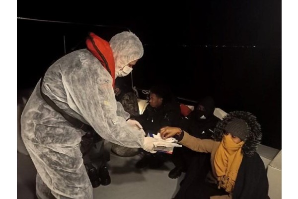 50 DÜZENSİZ GÖÇMEN KURTARILDI