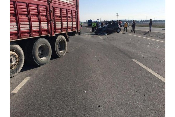BERGAMA’DA TRAFİK KAZASI: 2 ÖLÜ 1 YARALI