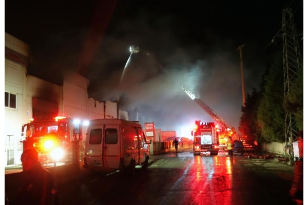 MENEMEN'DE GERİ DÖNÜŞÜM TESİSİNDE YANGIN