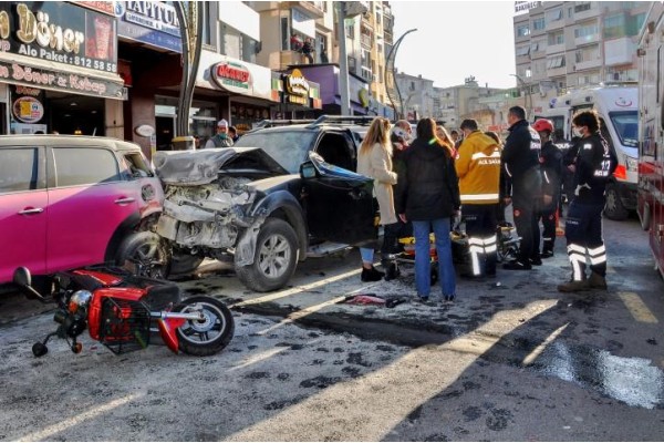 PARK HALİNDEKİ ARACA ÇARPARAK DURABİLDİ