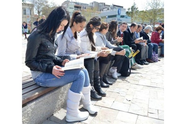 ALİAĞA’DA 30 DAKİKALIK KİTAP OKUMA ETKİNLİĞİ