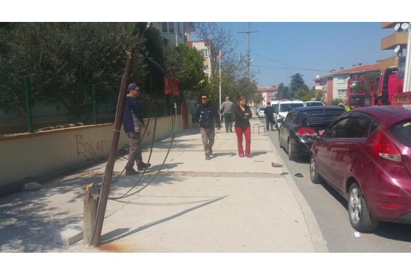 DİREK ÜZERİNE DEVRİLDİ