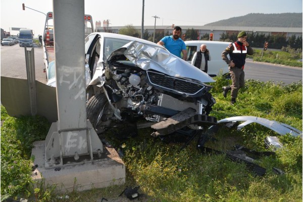 KAMYONETLE OTOMOBİL ÇARPIŞTI: 2 YARALI