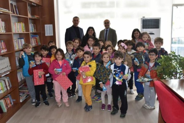 MİNİK KİTAPSEVERLERDEN KÜTÜPHANEYE ZİYARET
