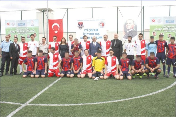 FUTBOLUN EFSANELERİ HÜKÜMLÜ GENÇLERLE BULUŞTU