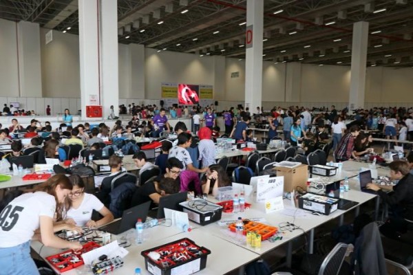 GENÇLER AÇLIK SORUNUNA KARŞI ROBOT TASARLADI