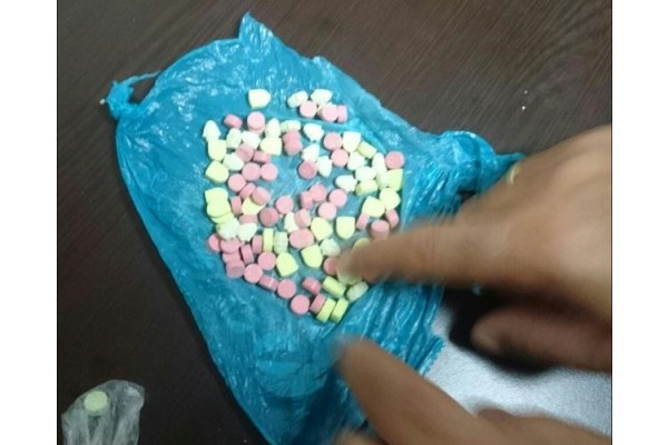 YOL KONTROLÜNDE UYUŞTURUCU HAP ELE GEÇİRİLDİ