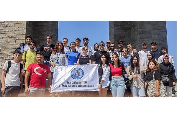 Egeli gençler şehitlerin huzurunda