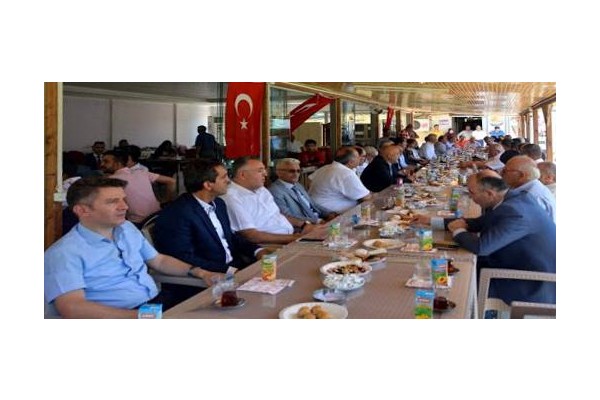 BAYRAMLAŞMA TÖRENİ BAYRAMIN İLK GÜNÜ