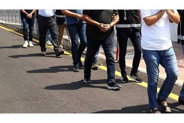 FETÖ operasyonunda 8 tutuklama