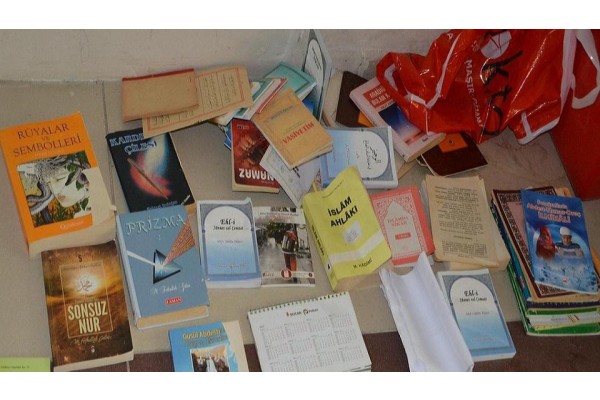 PAZARYERİNDE FETÖ KİTAPLARI