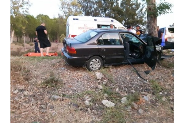 OTOMOBİL AĞACA ÇARPTI: 3 ÖLÜ, 1 YARALI