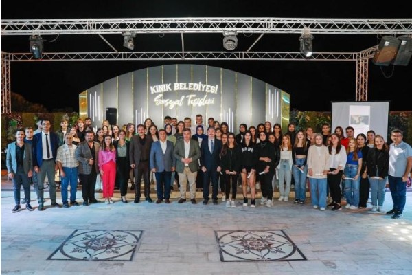 Üniversiteyi kazanan gençlerle buluşma gecesi