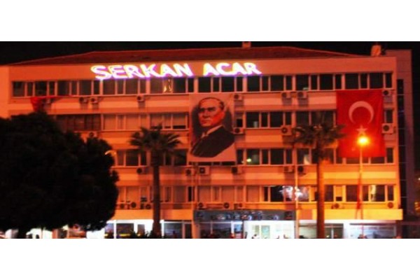 Belediyenin alnına adını yazdı