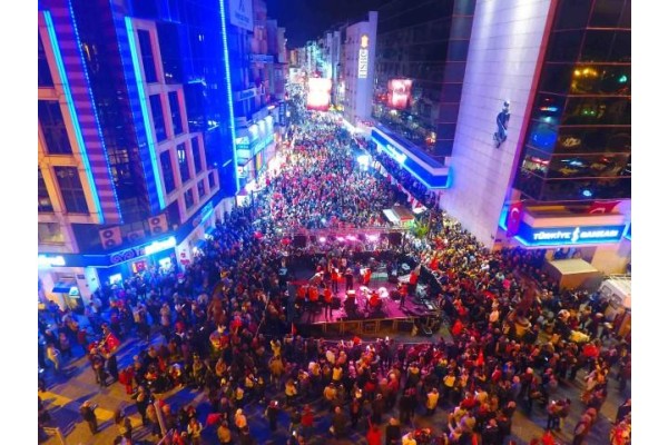 15 BİN KİŞİYLE CUMHURİYET COŞKUSU