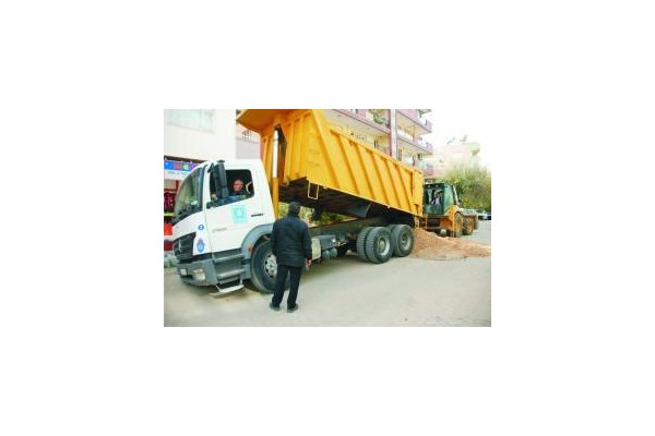 YOL ÇÖKTÜ, KAMYON İÇİNE DÜŞTÜ