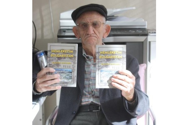 84 YAŞINDA MEMLEKETİNİ KİTAPLAŞTIRDI
