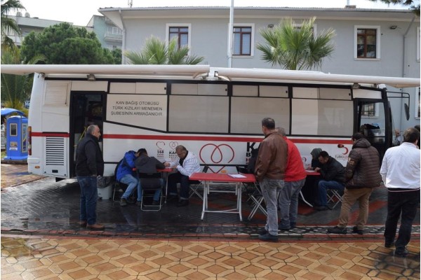 MENEMEN’DE KIZILAY’A BÜYÜK İLGİ