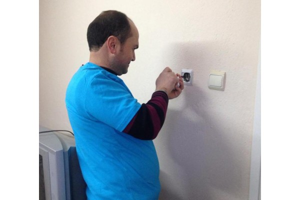 GENÇLER YOKSULLARIN EVLERİNİ YENİLİYOR