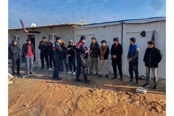 40 DÜZENSİZ GÖÇMEN YAKALANDI