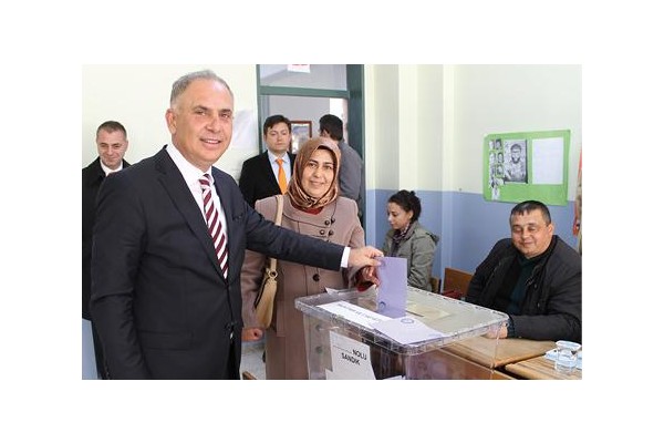 YORULMAZ YENİ ŞAKRAN'DA OY KULLANDI.