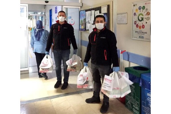 HASTANE PERSONELİNE ÇİĞKÖFTE VE PASTA İKRAMI