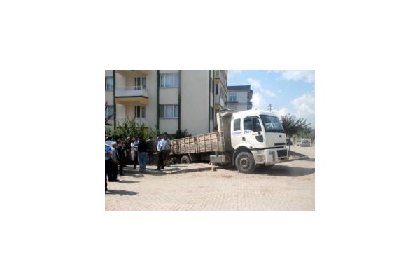 APARTMANA DAVETSİZ MİSAFİR