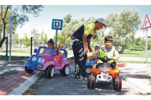 ÇOCUKLAR TRAFİĞİ OKULUNDA ÖĞRENİYOR
