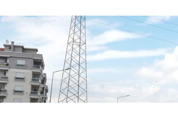 YOLUN ORTASINDA YÜKSEK GERİLİM HATTI DİREĞİ