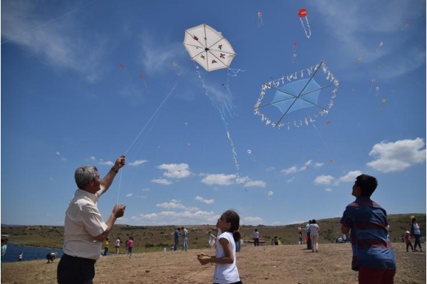 ÇALTILIDERE’DE “UÇURTMA ŞENLİĞİ”