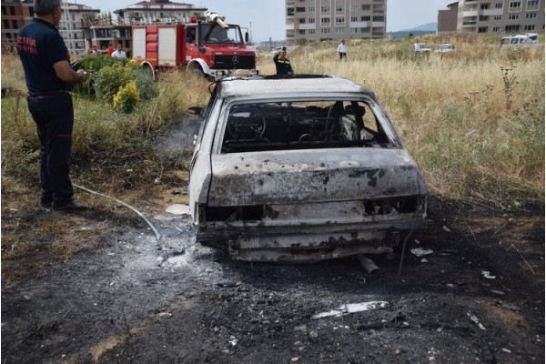 Yanan otomobil kullanılmaz hale geldi